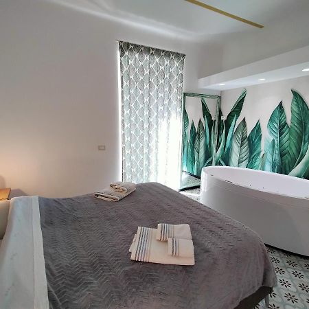 Sonnino Suite Jacuzzi Apartment Bari Eksteriør bilde