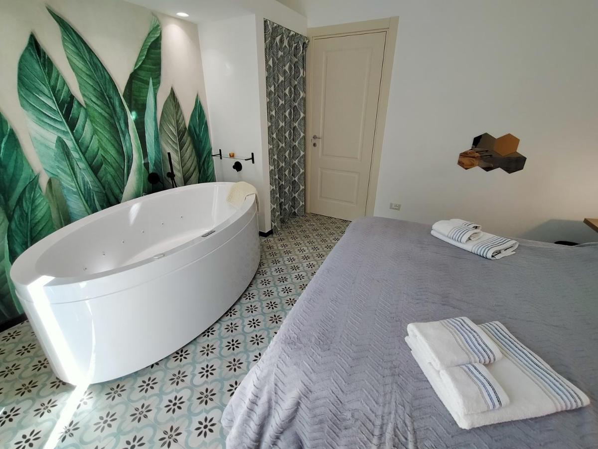 Sonnino Suite Jacuzzi Apartment Bari Eksteriør bilde