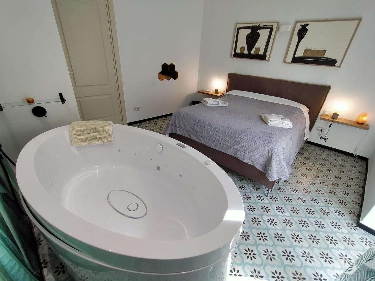 Sonnino Suite Jacuzzi Apartment Bari Eksteriør bilde
